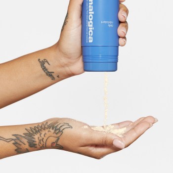 1 x 1 - Hands with Product - Sylver - Daily Milkfoliant